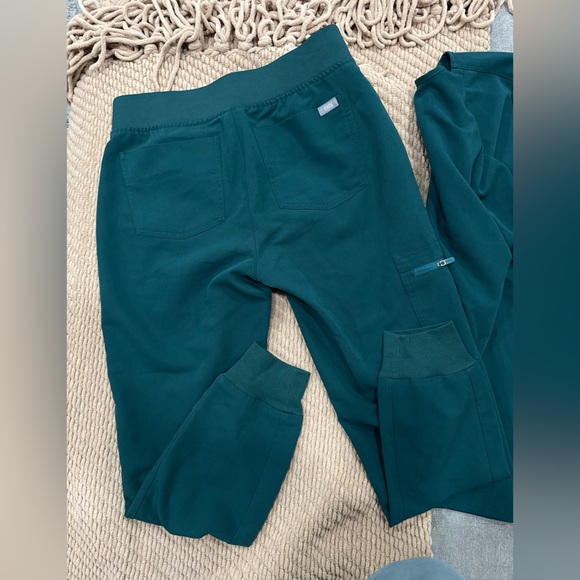 FIGS Technical Collection Scrub Set – Women’s XS / XS Petite – Teal - Picture 4 of 4